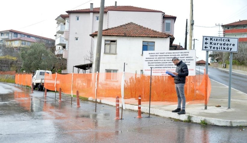 Arsasından geçirilen asfalt yolu duba ve filelerle kapattı