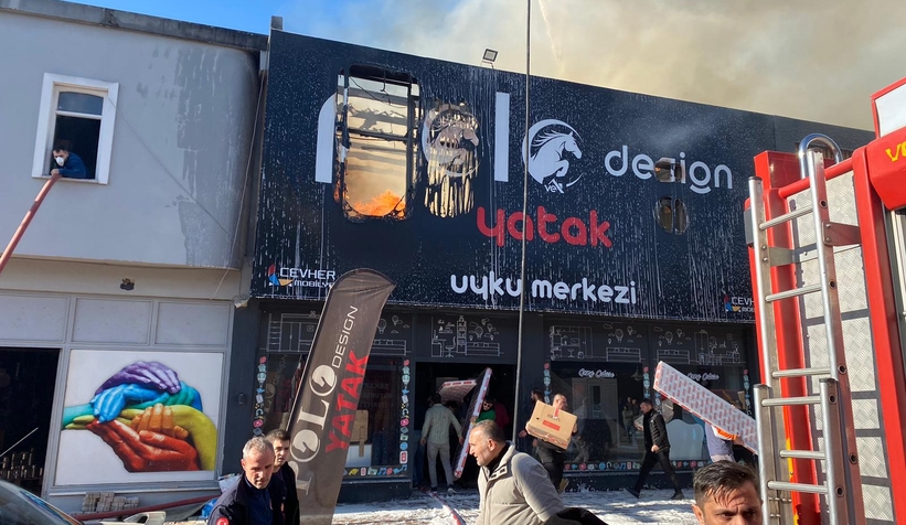 ASEM'de mobilya mağazası alev alev yandı