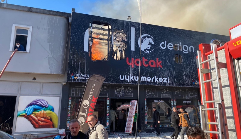 ASEM'de mobilya mağazası alev alev yandı