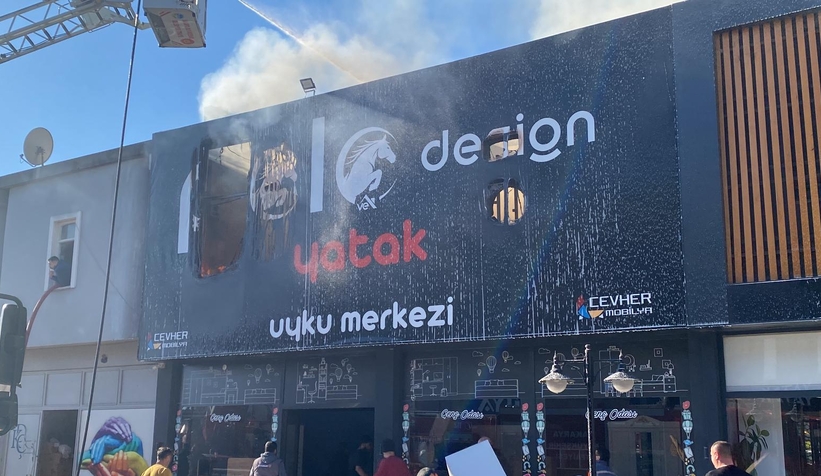 ASEM'de mobilya mağazası alev alev yandı