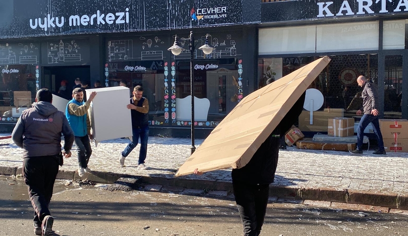 ASEM'de mobilya mağazası alev alev yandı