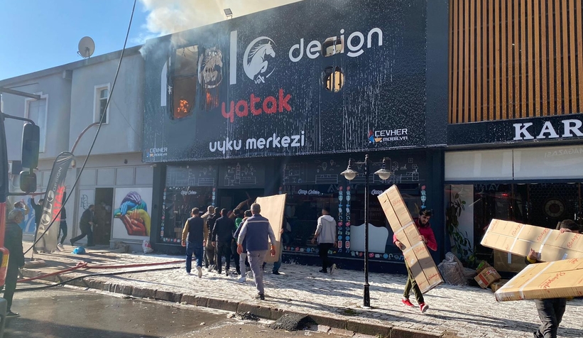 ASEM'de mobilya mağazası alev alev yandı