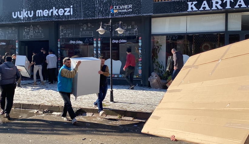 ASEM'de mobilya mağazası alev alev yandı