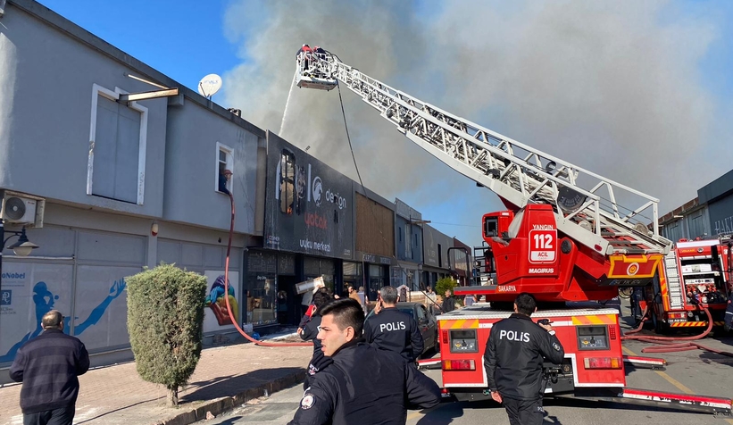 ASEM'de mobilya mağazası alev alev yandı