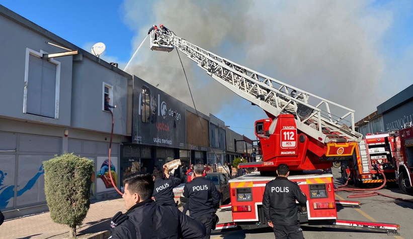 ASEM'de mobilya mağazası alev alev yandı