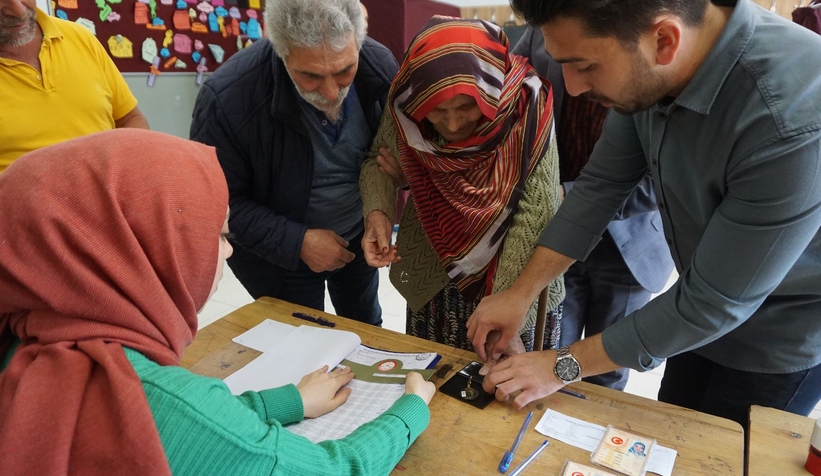 Asırlık Çınarlar oy kullanmak için sandığa gitti