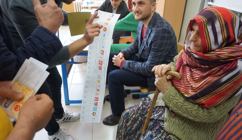 Asırlık Çınarlar oy kullanmak için sandığa gitti