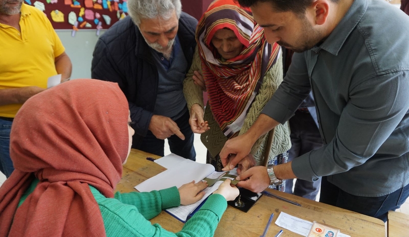 Asırlık Çınarlar oy kullanmak için sandığa gitti