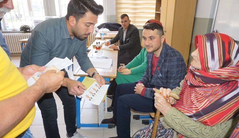 Asırlık Çınarlar oy kullanmak için sandığa gitti