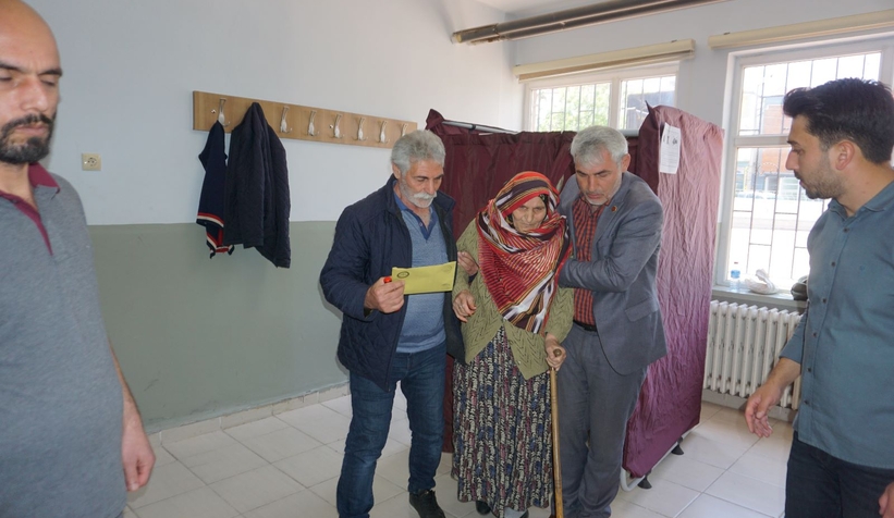 Asırlık Çınarlar oy kullanmak için sandığa gitti