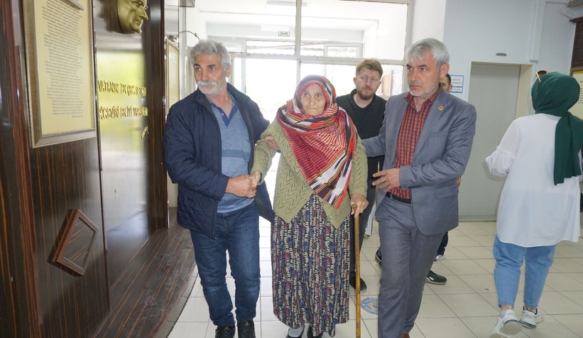 Asırlık Çınarlar oy kullanmak için sandığa gitti