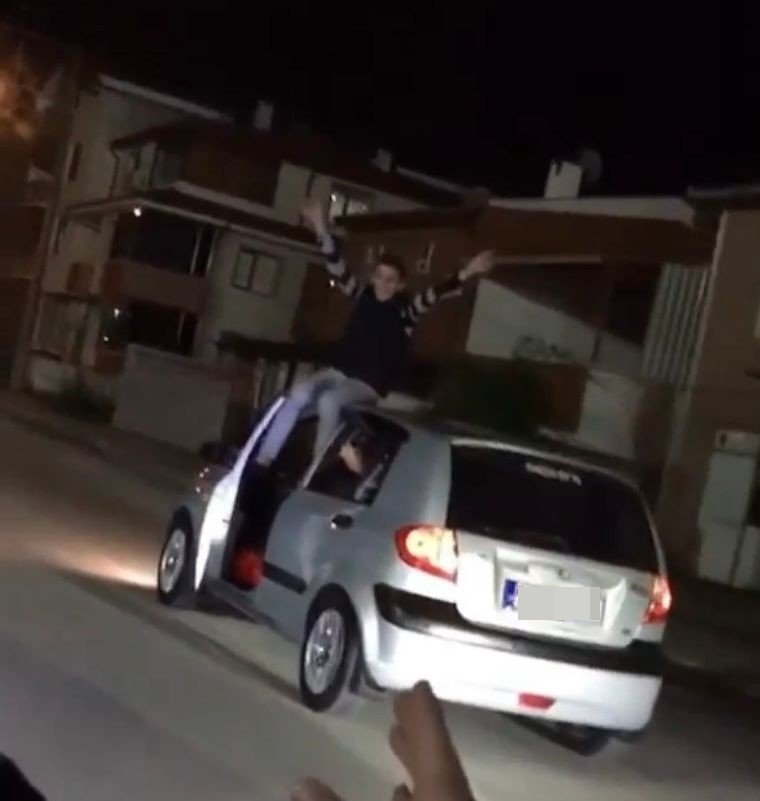 Asker uğurlamada hayrete düşüren görüntü