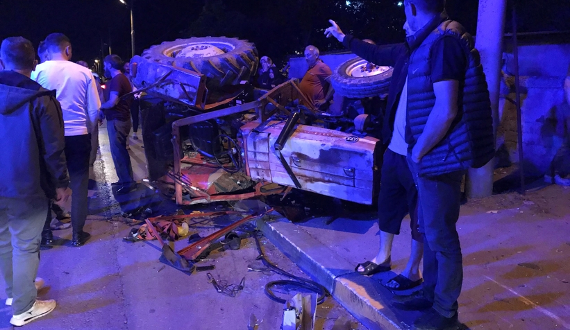 ASKF Başkanının kullandığı otomobil traktörle çarpıştı 1 yaralı