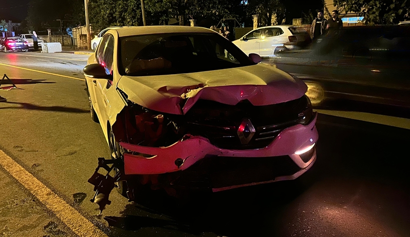 ASKF Başkanının kullandığı otomobil traktörle çarpıştı 1 yaralı