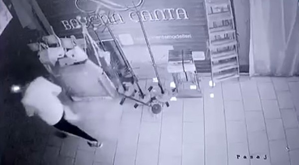  Askı hırsızlığı kamerada