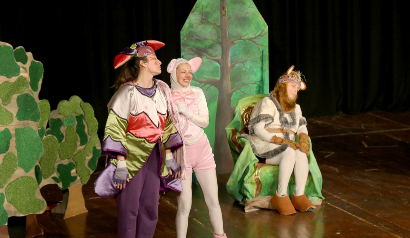 Aslan ile Fare oyunu minikler tarafından ilgiyle izlendi