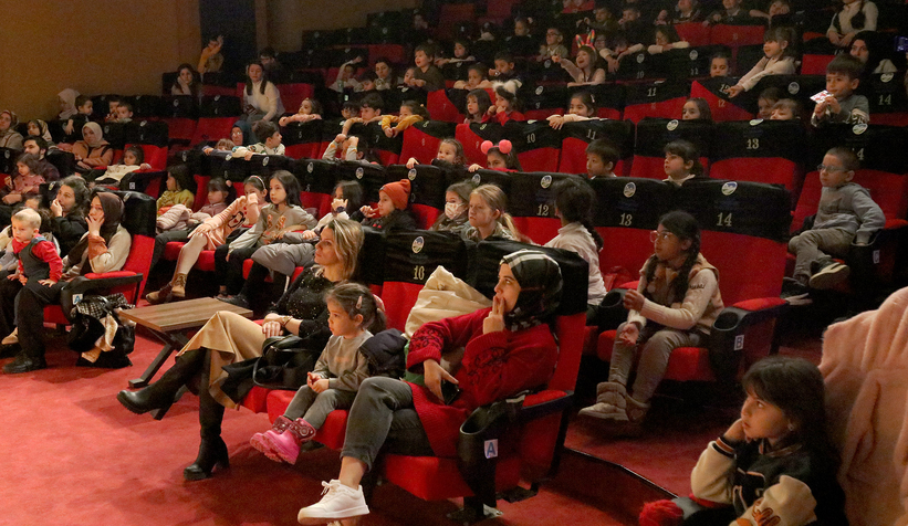 Aslan ile Fare oyunu minikler tarafından ilgiyle izlendi