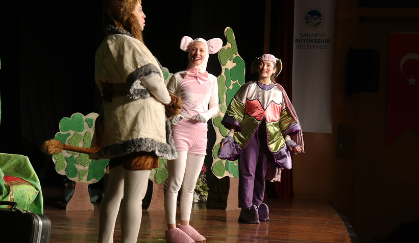 Aslan ile Fare oyunu minikler tarafından ilgiyle izlendi