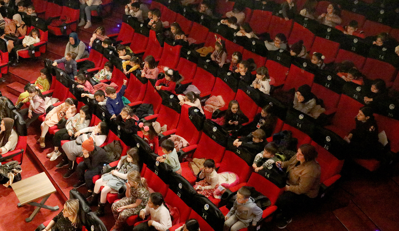 Aslan ile Fare oyunu minikler tarafından ilgiyle izlendi