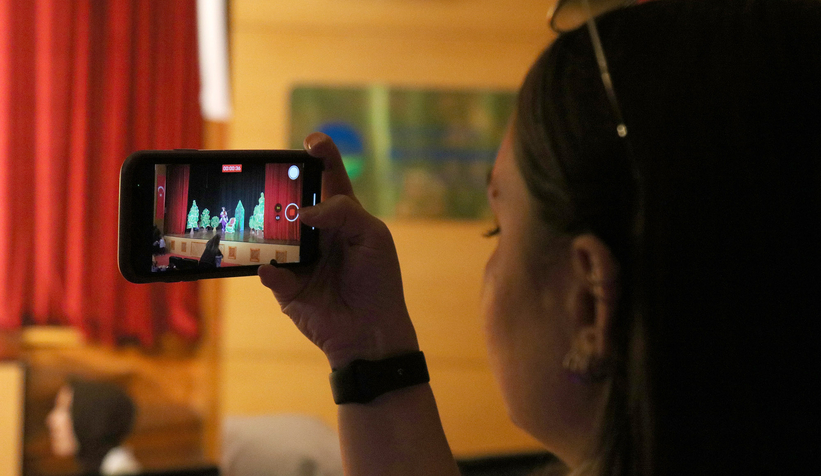 Aslan ile Fare oyunu minikler tarafından ilgiyle izlendi