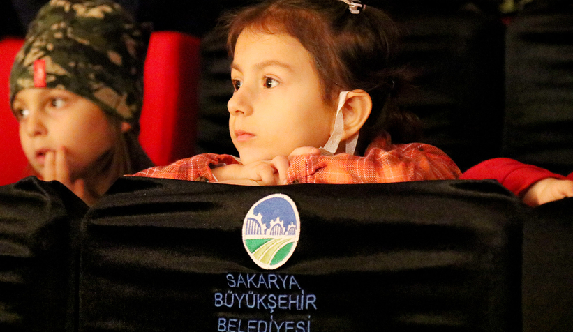 Aslan ile Fare oyunu minikler tarafından ilgiyle izlendi