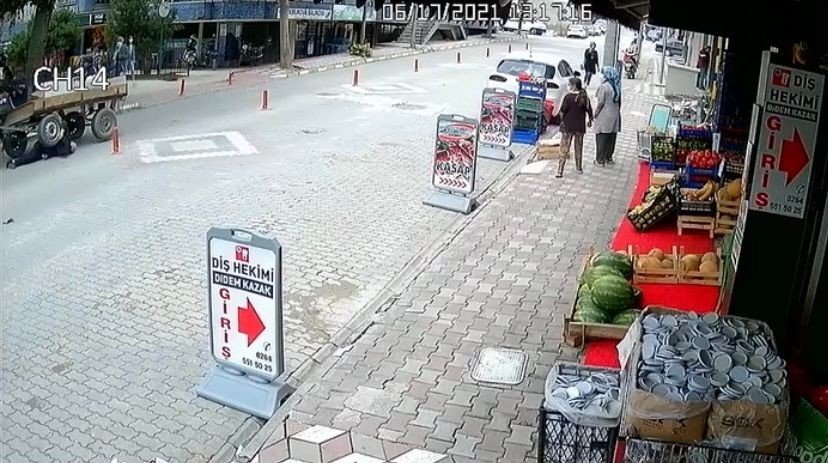 At arabası yaşlı adamı ezdi