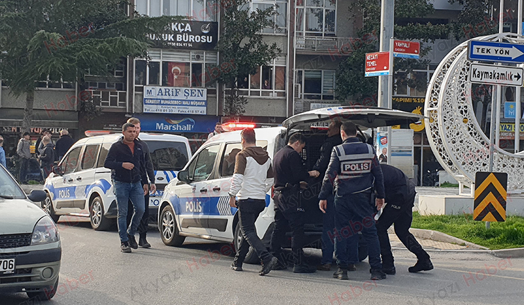 Atatürk Büstüne Balyozla Saldırdı 