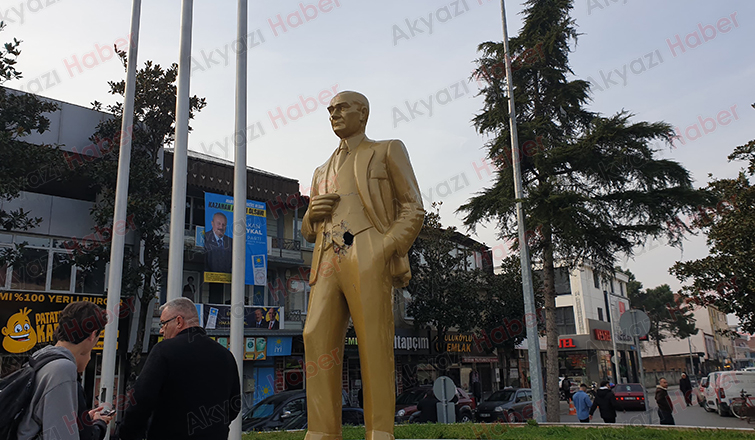 Atatürk Büstüne Balyozla Saldırdı 