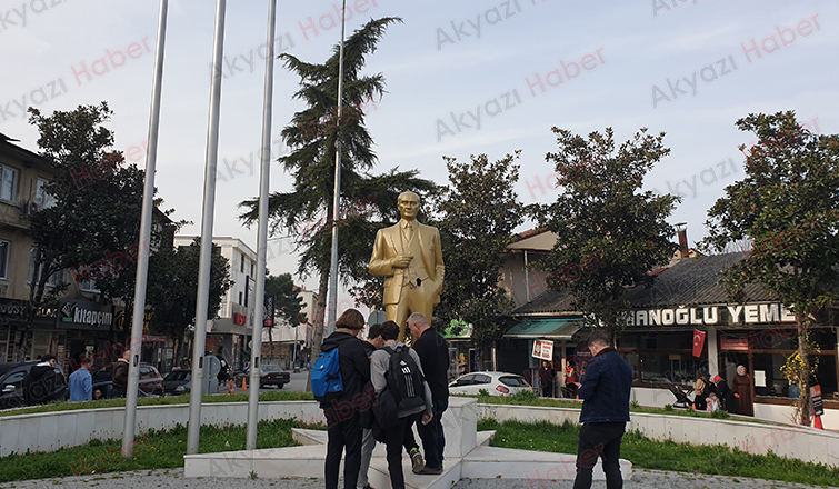 Atatürk Büstüne Balyozla Saldırdı 