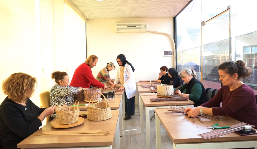 Atıklar ilham veren ellerde sanat olarak hayata dönüyor