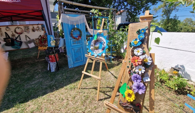 Atıklardan tasarladığı objeleri açtığı sergiyle tanıttı