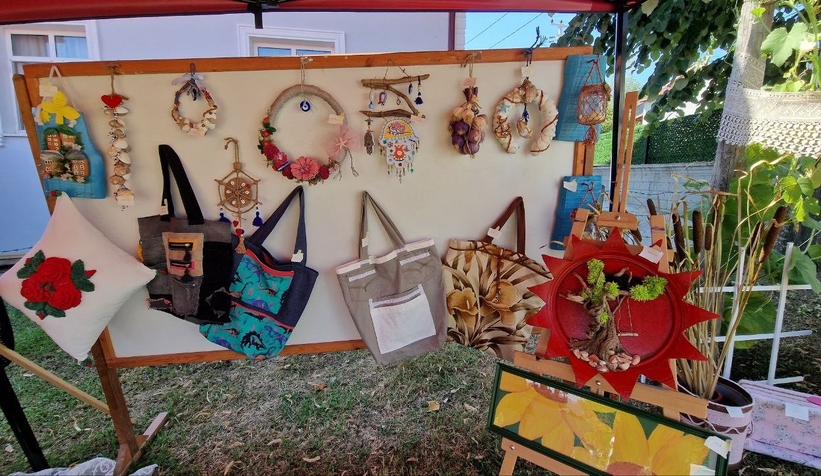 Atıklardan tasarladığı objeleri açtığı sergiyle tanıttı