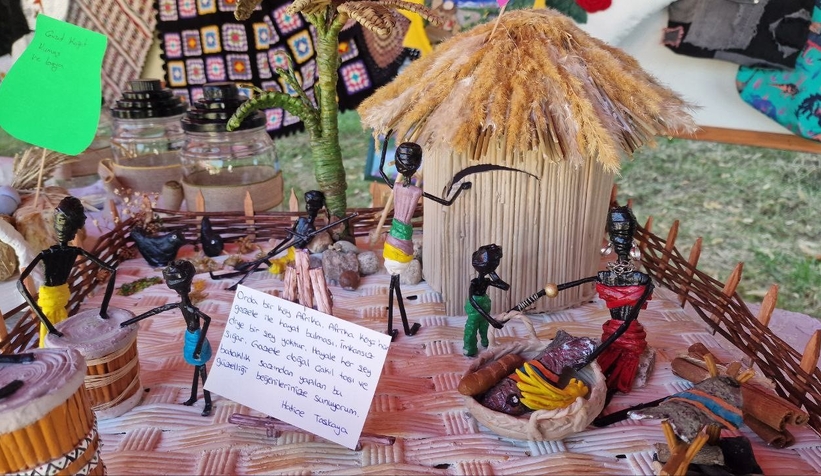 Atıklardan tasarladığı objeleri açtığı sergiyle tanıttı