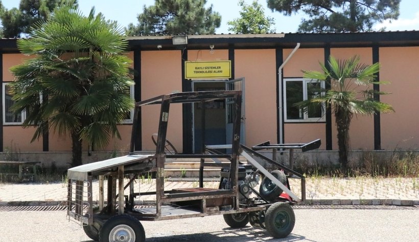 Atıl sıralardan araba yaptılar!