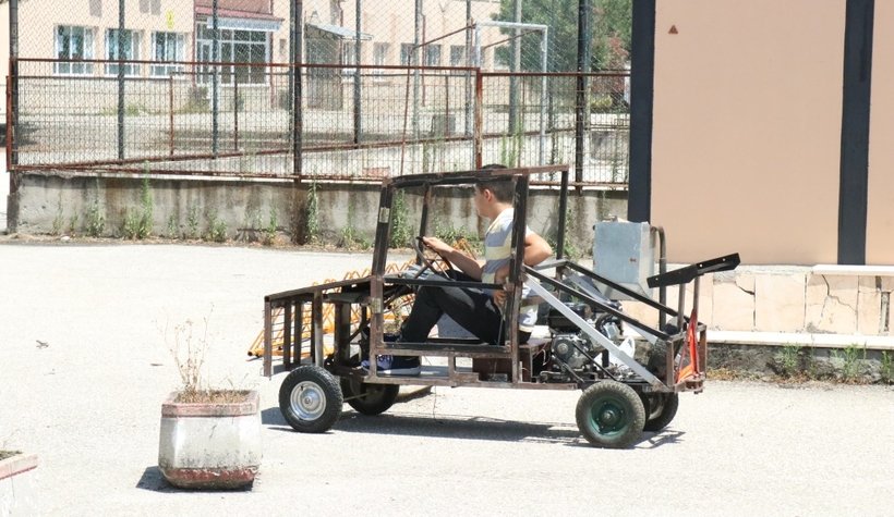 Atıl sıralardan araba yaptılar!