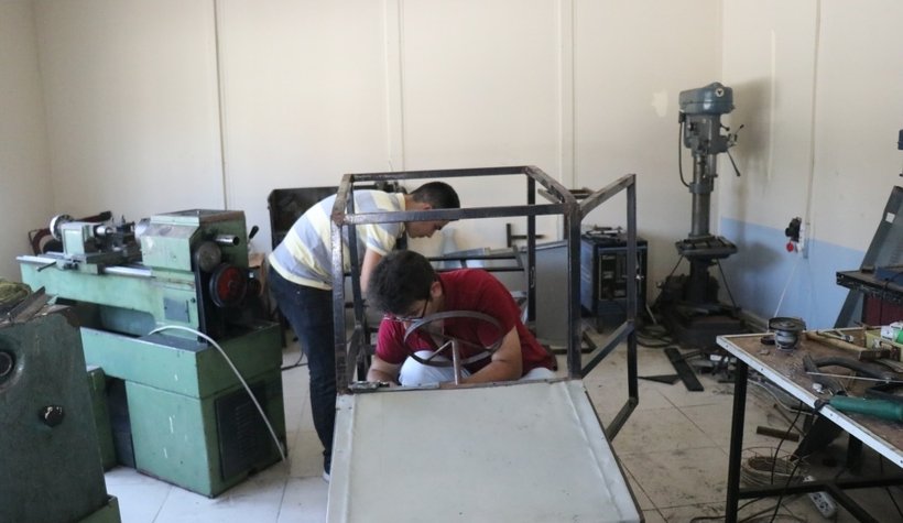 Atıl sıralardan araba yaptılar!