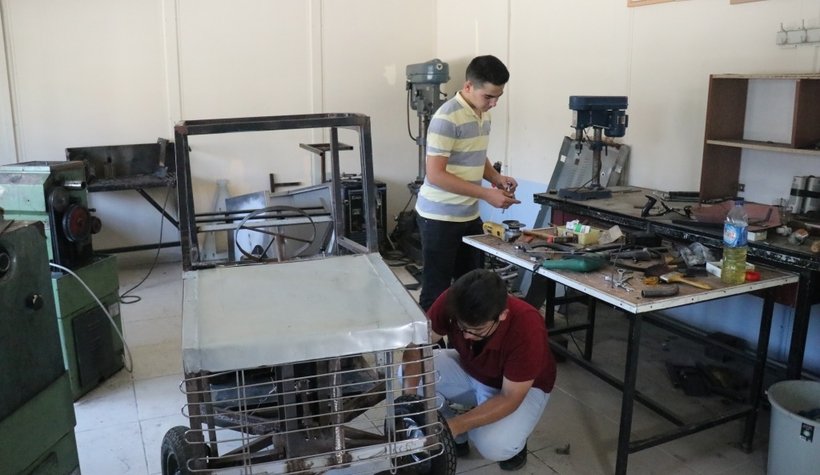 Atıl sıralardan araba yaptılar!