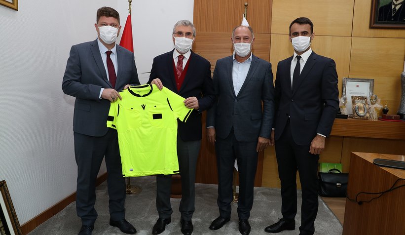 Atilla Karaoğlan O maçın topunu Ekrem Yüce'ye hediye etti