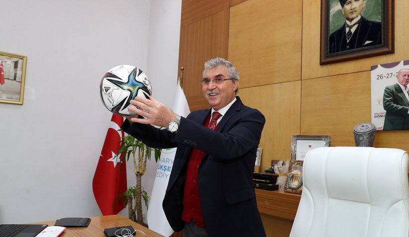 Atilla Karaoğlan O maçın topunu Ekrem Yüce'ye hediye etti