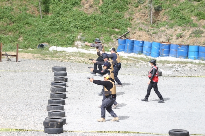 Atış eğitmeni kadın polis, 12'den vurmayı öğretiyor