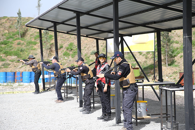 Atış eğitmeni kadın polis, 12'den vurmayı öğretiyor