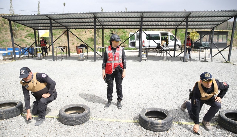 Atış eğitmeni kadın polis, 12'den vurmayı öğretiyor