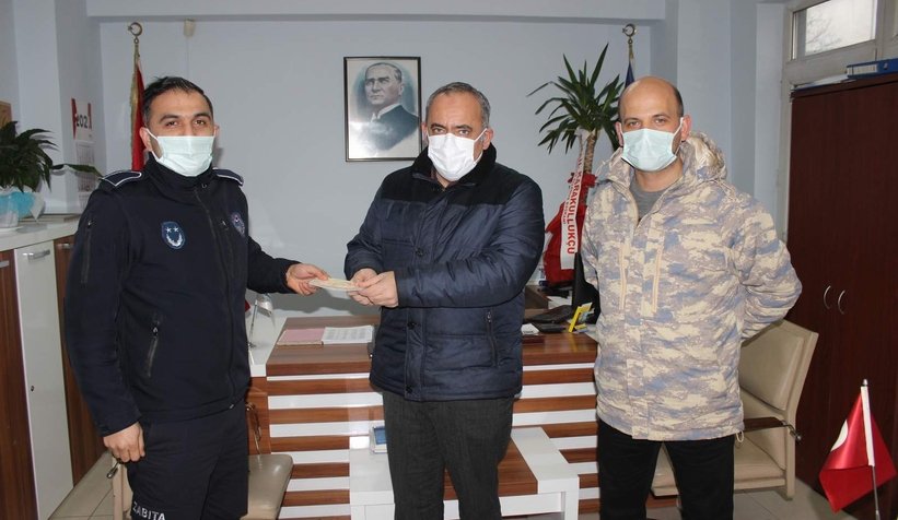 ATM'de bulduğu parayı sahibine ulaştırdı