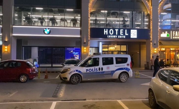 AVM'deki otel odasında cesedi bulundu