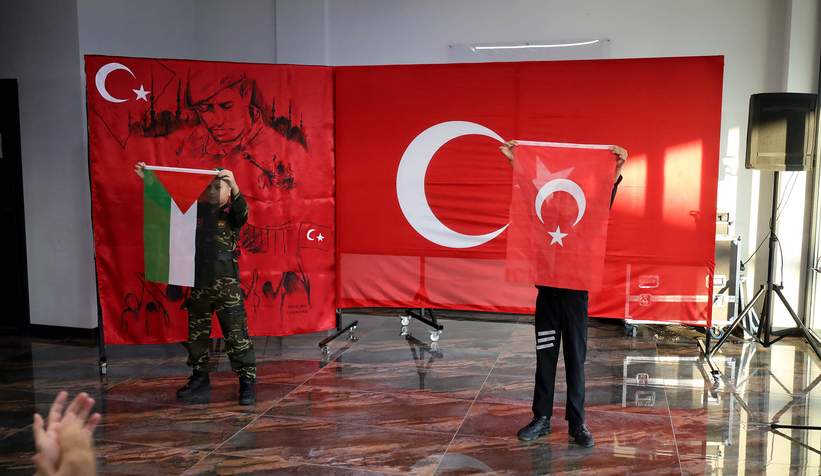 Ay Yıldızlı bayraklarla süslenen vadiden anlamlı mesaj