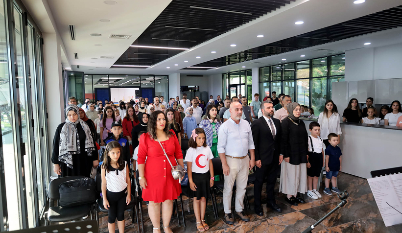 Ay Yıldızlı bayraklarla süslenen vadiden anlamlı mesaj