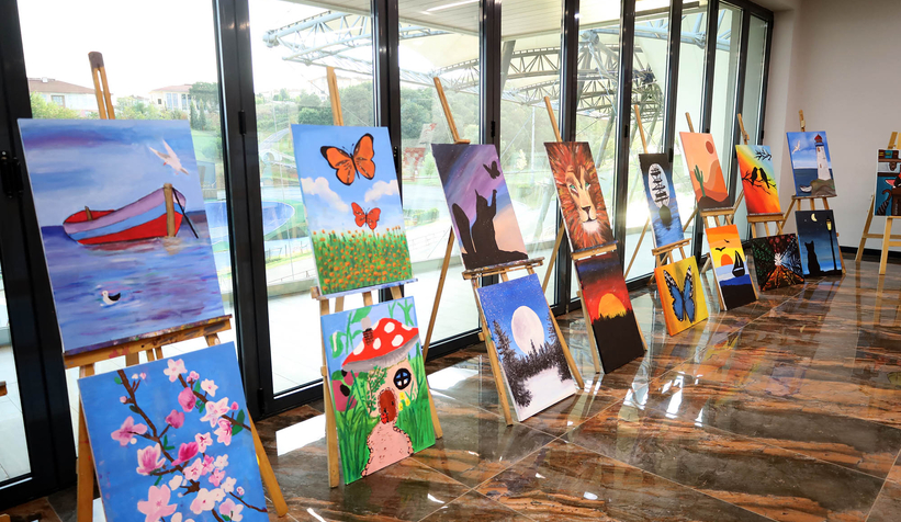 Ay Yıldızlı bayraklarla süslenen vadiden anlamlı mesaj