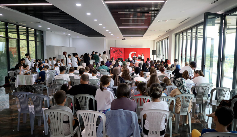 Ay Yıldızlı bayraklarla süslenen vadiden anlamlı mesaj