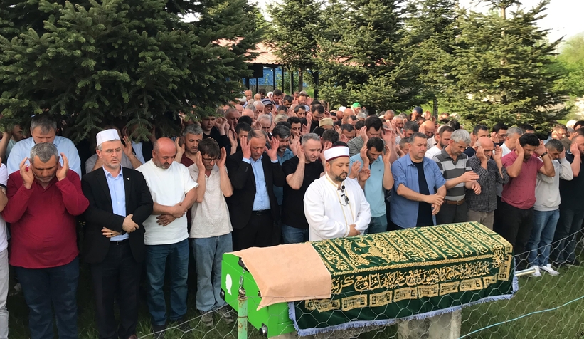 Ayağını çapa makinesine kaptıran Tacettin amca toprağa verildi