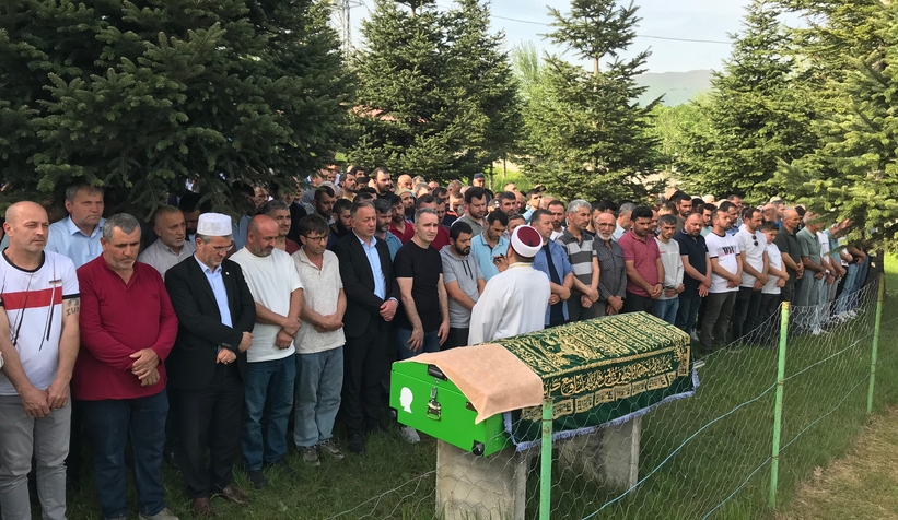 Ayağını çapa makinesine kaptıran Tacettin amca toprağa verildi